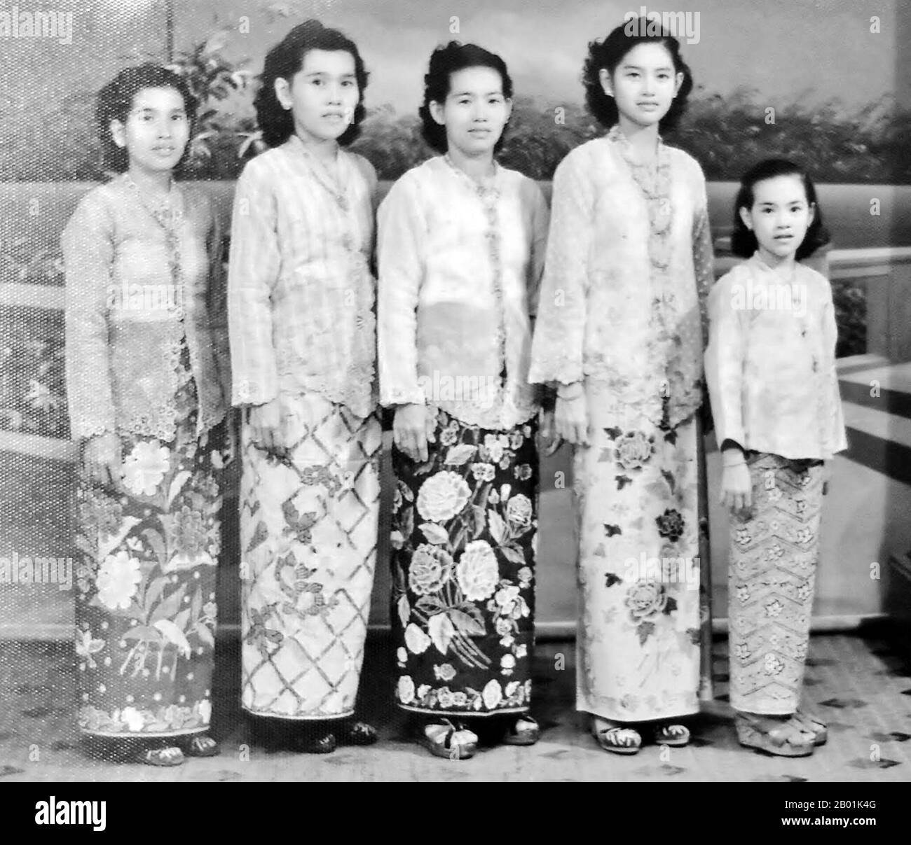 Malaysia/Singapur: Nyonya-Frauen tragen Sarong-Kebaya-Kleid, typisch für die chinesische Gemeinde Peranakan Straits, um 1950. Peranakan-Chinesen und Baba-Nyonya sind Begriffe, die für die Nachfahren chinesischer Einwanderer aus dem späten 15. Und 16. Jahrhundert verwendet werden, die während der Kolonialzeit auf die malaiisch-indonesischen Inseln von Nusantara kamen. Mitglieder dieser Gemeinde in Malaysia bezeichnen sich als „Nyonya-Baba“ oder „Baba-Nyonya“. Nyonya ist der Begriff für die Weibchen und Baba für die Männchen. Sie gilt insbesondere für die ethnische chinesische Bevölkerung der Siedlungen in der Britischen Straße von Malaya. Stockfoto