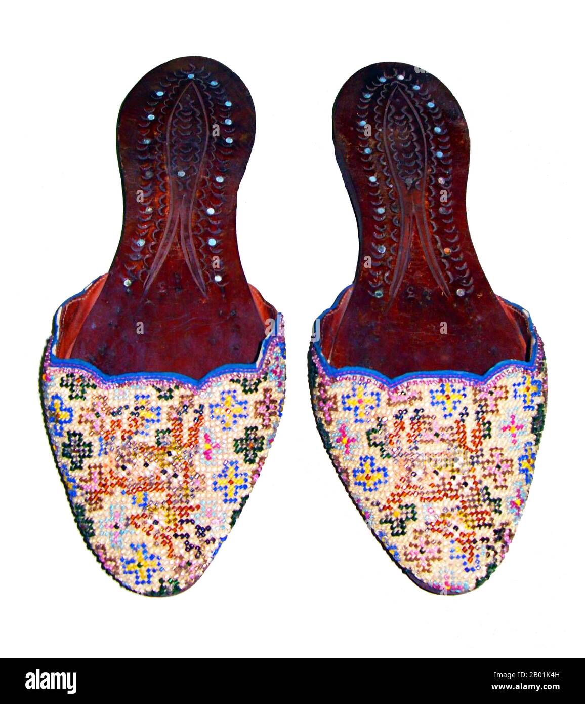 Singapur/Malaysia: Nyonya oder Nonya Schuhe, Peranakan chinesische Gemeinschaft. Peranakan-Chinesen und Baba-Nyonya sind Begriffe, die für die Nachfahren chinesischer Einwanderer aus dem späten 15. Und 16. Jahrhundert verwendet werden, die während der Kolonialzeit auf die malaiisch-indonesischen Inseln von Nusantara kamen. Mitglieder dieser Gemeinde in Malaysia bezeichnen sich als „Nyonya-Baba“ oder „Baba-Nyonya“. Nyonya ist der Begriff für die Weibchen und Baba für die Männchen. Sie gilt insbesondere für die ethnische chinesische Bevölkerung der britischen Straits Settlements von Malaya und der von den Niederländern kontrollierten Insel Java und anderen Orten. Stockfoto