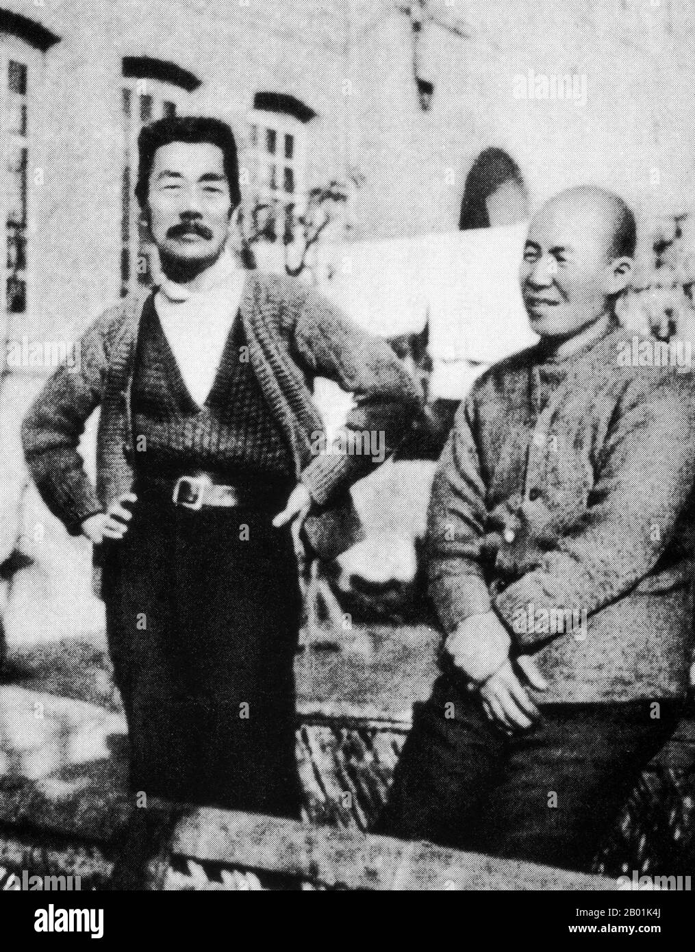 China: Der Schriftsteller Lu Xun (25. September 1881 – 19. Oktober 1936) zusammen mit seinem engen japanischen Freund Kanzo Uchiyama (11. Januar 1885 – 20. September 1959) in Shanghai, um 1934. Kanzo Uchiyama ließ sich mit seiner Frau kurz nach ihrer Hochzeit im März 1916 in Shanghai nieder. Er gründete 1917 einen Buchladen an der North Sichuan Road an einer anderen Adresse als der, wo der Laden von 1929 bis 1945 prosperierte. Kanzo und Lu Xun trafen sich erstmals im Oktober 1927 in der ursprünglichen Buchhandlung, und ihre Freundschaft setzte sich bis zu Lu Xuns Tod fast zehn Jahre später fort. Stockfoto