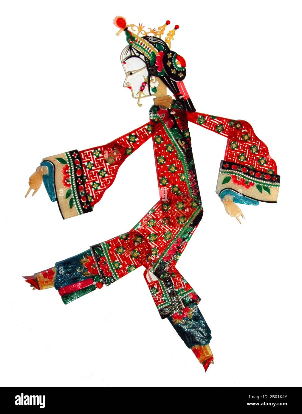 China: Weibliche Schattenpuppe aus Luoshan, Provinz Henan, 20. Jahrhundert. Schattenspiel (chinesisch 皮影戏, pí yĭng xì) oder Schattenpuppe ist eine alte Form des Erzählens und der Unterhaltung mit undurchsichtigen, oft artikulierten Figuren vor einem beleuchteten Hintergrund, um die Illusion bewegter Bilder zu erzeugen. Es ist in verschiedenen Kulturen beliebt. Derzeit sind mehr als 20 Länder mit Schattenschauertruppen bekannt. Schattenpuppen entstanden während der Han-Dynastie, als eine der Konkubinen Kaiser Wu von Han an einer Krankheit starb. Stockfoto