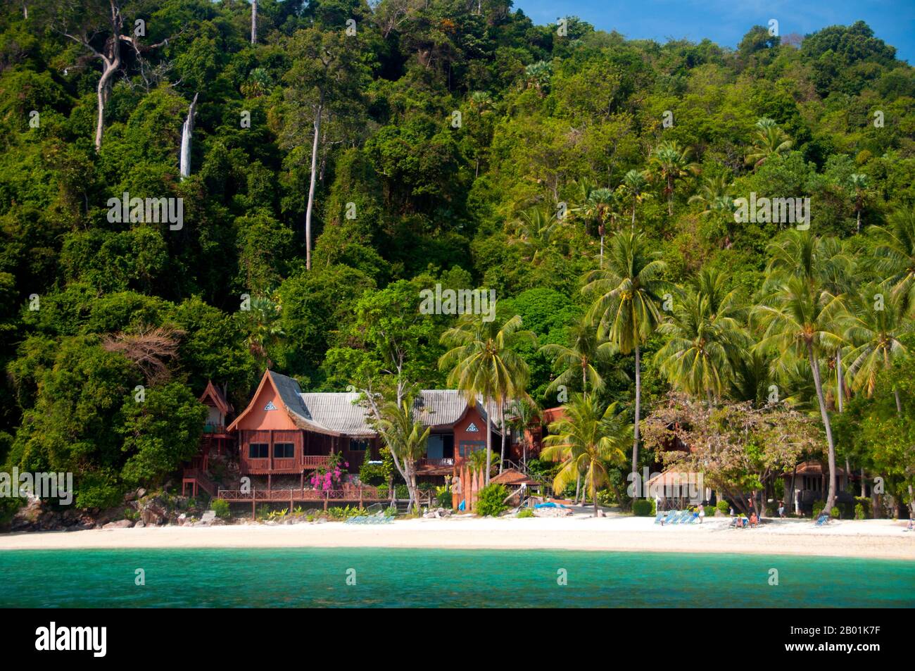 Thailand: Koh Ngai Resort, Ko Hai, Provinz Trang. Ko Hai, auch bekannt als Ko Ngai, ist eine kleine, schöne Insel, die etwa 15 km vom Trang's Pak Meng Pier entfernt ist und leicht mit dem Boot erreichbar ist. Die Provinz Trang war vom Zinnabbau abhängig, bis die ersten Kautschuksämlinge um 1901 nach Thailand gebracht wurden – Teil einer langen Reise von Südamerika über die benachbarten malayischen Staaten. Kautschuk, Palmöl und Fischerei sind die wichtigsten Wirtschaftsfaktoren der Provinz. Der Tourismus nimmt zu, da die Andamanenküste und die Inseln von Trang zunehmend entwickelt und populär werden. Stockfoto