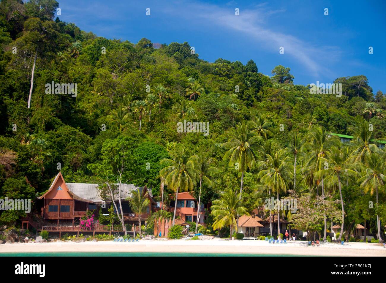 Thailand: Koh Ngai Resort, Ko Hai, Provinz Trang. Ko Hai, auch bekannt als Ko Ngai, ist eine kleine, schöne Insel, die etwa 15 km vom Trang's Pak Meng Pier entfernt ist und leicht mit dem Boot erreichbar ist. Die Provinz Trang war vom Zinnabbau abhängig, bis die ersten Kautschuksämlinge um 1901 nach Thailand gebracht wurden – Teil einer langen Reise von Südamerika über die benachbarten malayischen Staaten. Kautschuk, Palmöl und Fischerei sind die wichtigsten Wirtschaftsfaktoren der Provinz. Der Tourismus nimmt zu, da die Andamanenküste und die Inseln von Trang zunehmend entwickelt und populär werden. Stockfoto
