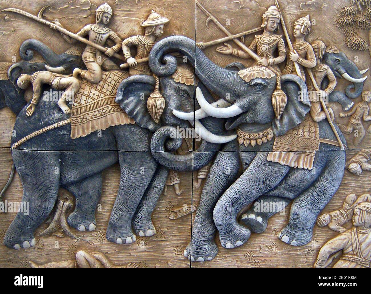 Thailand: Ein keramisches thailändisches Wandgemälde, das König Naresuan von Siam (1555/1556.–25. April 1605) zeigt, wie er den birmanischen Kronprinzen Minchit Sra in der Elefantenschlacht bei Nong Sarai, 1593, besiegt und tötet. 1592 befahl Nanda Bayin seinem Sohn Minchit Sra, Ayutthaya anzugreifen. Die siamesische Armee unter König Naresuan traf am 18. Januar 1593 in Nong Sarai auf die burmesische Armee. Die persönliche Schlacht zwischen Naresuan und Minchit Sra ist heute eine hochromantische historische Szene, bekannt als Yuddhahatthi, die Elefantenschlacht. Stockfoto