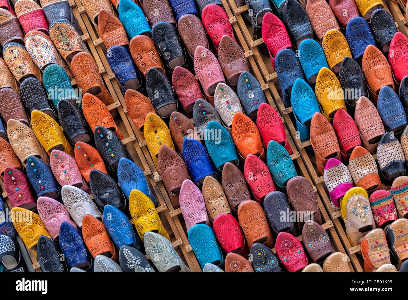 Farbenfrohe traditionelle marokkanische Hausschuhe (Babouche) in der Medina von Fez, Marokko. Stockfoto