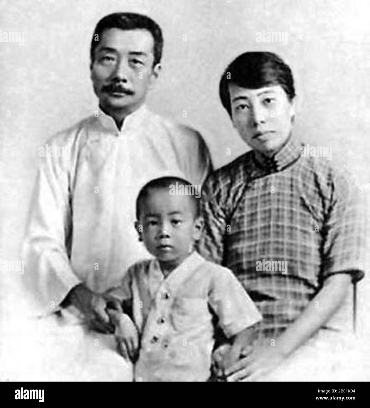 China: Schriftsteller und Schriftsteller Lu Xun (25. September 1881 - 19. Oktober 1936) mit seiner Frau Guang Ping und Sohn Haiying, Shanghai, um 1934. Lu Xun (oder Lu Hsun) war der Pseudonym von Zhou Shuren (Chou Shu-jen). Er war einer der wichtigsten chinesischen Schriftsteller des 20. Jahrhunderts. Er galt als Begründer der modernen chinesischen Literatur und schrieb sowohl in Baihua (der Volkssprache) als auch in klassischem Chinesisch. Lu Xun war Autor, Redakteur, Übersetzer, Kritiker, Essayist und Dichter. In den 1930er Jahren wurde er Titularchef der Chinesischen Liga der Linksdrehenden in Shanghai. Stockfoto