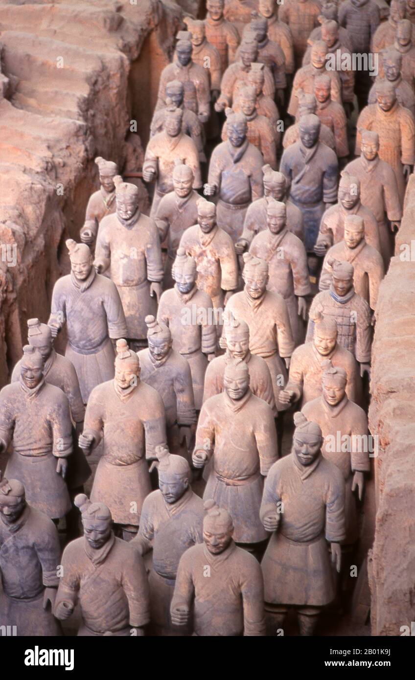 China: Krieger der Terrakotta-Armee, die das Grab von Qin Shi Huang bewachen, dem ersten Kaiser eines Vereinigten China (246-221 v. Chr.), in der Nähe von Xi'an. Während einer Dürre im Jahr 1974 stießen Bauern, die einen Brunnen gruben, auf einen der erstaunlichsten archäologischen Funde der modernen Geschichte - die Terrakotta-Krieger. Die Terrakotta-Armee, Tausende von Soldaten, Pferden und Wagen, war seit etwa 2.000 Jahren heimlich im Dienst und bewachte das nahe gelegene Mausoleum von Qin Shu Huang, dem ersten Kaiser eines Vereinten China. Stockfoto