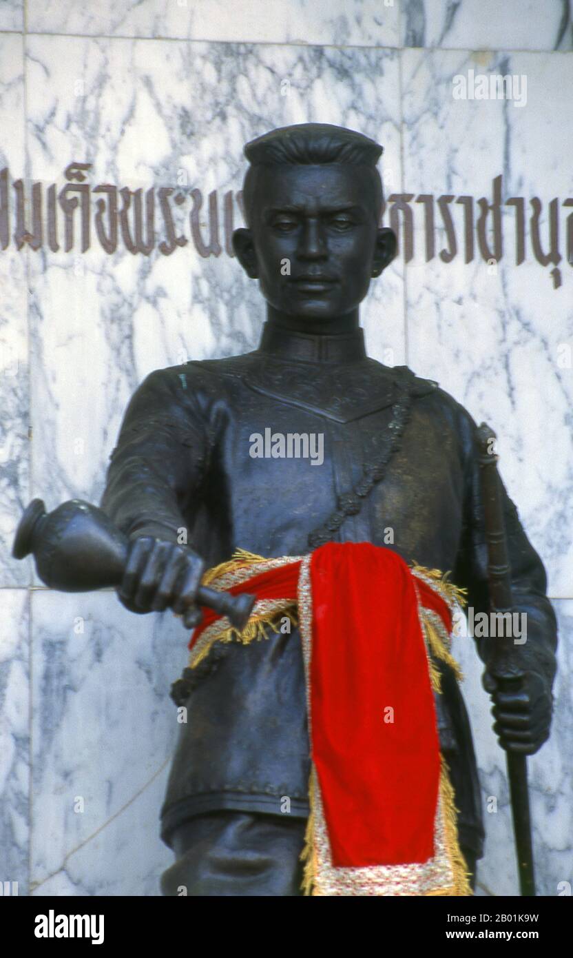 Thailand: König Naresuan von Siam (1555/1556.-25. April 1605) Gedenkstatue in der Nähe von Chiang Dao, Nordthailand. Somdet Phra Naresuan Maharat oder Somdet Phra Sanphet II war von 1590 bis zu seinem Tod 1605 König des Ayutthaya-Königreichs. Naresuan war einer von Siams am meisten verehrten Monarchen, da er für seine Kampagnen zur Befreiung Siams von der burmesischen Herrschaft bekannt war. Während seiner Regierungszeit wurden zahlreiche Kriege gegen Birma geführt, und Siam erreichte sein größtes territoriales Ausmaß und seinen Einfluss. Stockfoto