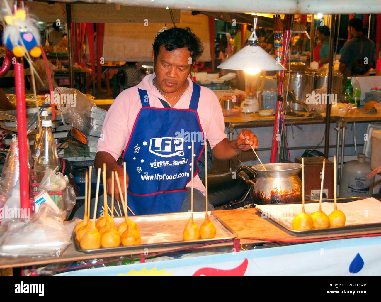 Thailand: Sonntagsmarkt neben dem Bahnhof, Trang Town, Provinz Trang, Südthailand. Trang ist seit mindestens dem 1. Jahrhundert n. Chr. ein Handelszentrum. Sie wuchs zwischen dem 7. Und 13. Jahrhundert während der Srivijaya-Zeit zu Wohlstand und ist bis heute eine wichtige Handelsstadt. Gummi, Palmöl und Fischerei sind die Hauptfaktoren der Wirtschaft der Stadt. Der Tourismus nimmt zu, da die Andamanenküste und die Inseln von Trang zunehmend entwickelt und populär werden. Stockfoto