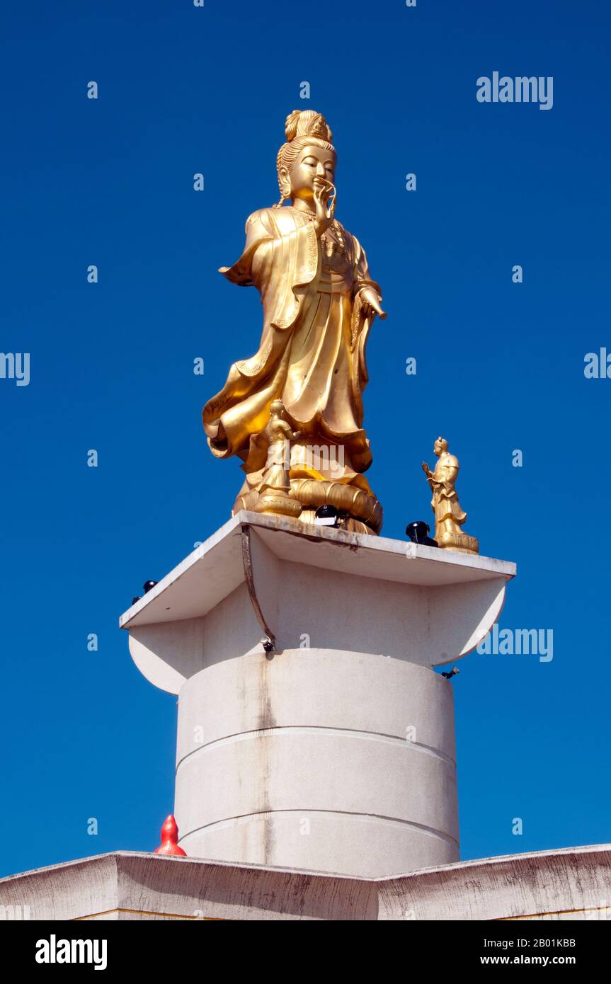 Thailand: Die Göttin Kuan Yin überblickt die Stadt über Wat Matchimaphum, Trang Town, Provinz Trang, Südthailand. Trang ist seit mindestens dem 1. Jahrhundert n. Chr. ein Handelszentrum. Sie wuchs zwischen dem 7. Und 13. Jahrhundert während der Srivijaya-Zeit zu Wohlstand und ist bis heute eine wichtige Handelsstadt. Gummi, Palmöl und Fischerei sind die Hauptfaktoren der Wirtschaft der Stadt. Der Tourismus nimmt zu, da die Andamanenküste und die Inseln von Trang zunehmend entwickelt und populär werden Stockfoto