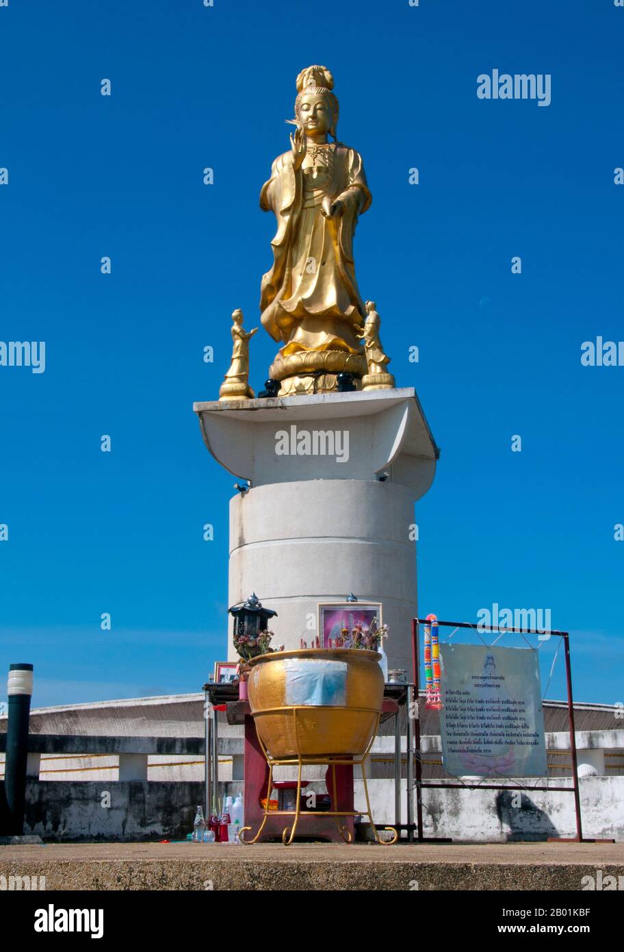 Thailand: Die Göttin Kuan Yin überblickt die Stadt über Wat Matchimaphum, Trang Town, Provinz Trang, Südthailand. Trang ist seit mindestens dem 1. Jahrhundert n. Chr. ein Handelszentrum. Sie wuchs zwischen dem 7. Und 13. Jahrhundert während der Srivijaya-Zeit zu Wohlstand und ist bis heute eine wichtige Handelsstadt. Gummi, Palmöl und Fischerei sind die Hauptfaktoren der Wirtschaft der Stadt. Der Tourismus nimmt zu, da die Andamanenküste und die Inseln von Trang zunehmend entwickelt und populär werden Stockfoto