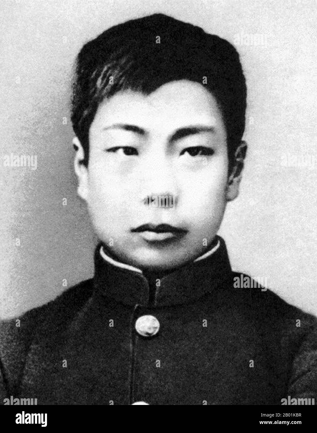 China: Der chinesische Schriftsteller Lu Xun (25. September 1881 – 19. Oktober 1936), nachdem er gerade sein mandschu-Geflecht abgeschnitten hatte, um seinen Widerstand gegen die nationale Unterdrückung zu symbolisieren, 1903. Lu Xun (oder Lu Hsun) war der Pseudonym von Zhou Shuren (Chou Shu-jen), einem der wichtigsten chinesischen Schriftsteller des 20. Jahrhunderts. Er galt als Begründer der modernen chinesischen Literatur und schrieb sowohl in Baihua (der Volkssprache) als auch in klassischem Chinesisch. Lu Xun war Autor, Redakteur, Übersetzer, Kritiker, Essayist und Dichter. In den 1930er Jahren wurde er Leiter der Chinesischen Liga der Linkssprechenden in Shanghai. Stockfoto