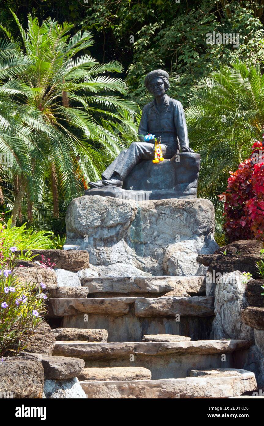 Thailand: Eine Statue der HRH Prinzessin Srinagarindra (21. Oktober 1900 - 18. Juli 1995), der Prinzessin Mutter, Großmutter des gegenwärtigen Königs, Somdet Phra Srinakarin 95 öffentlicher Park (benannt nach der Prinzessin Mutter), Stadt Trang, Provinz Trang, Südthailand. Srinagarindra (Si Nakharinthra, geb. Sangwan Talapat) war ein Mitglied der thailändischen Königsfamilie und Mitglied des Hauses Mahidol, das von der Chakri-Dynastie abstammt. Sie war die Mutter von Prinzessin Galyani Vadhana, der Prinzessin von Naradhiwas, König Ananda Mahidol (Rama VIII) und König Bhumibol Adulyadej (Rama IX). Stockfoto