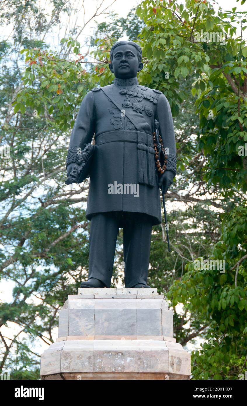 Thailand: Phraya Ratsadanupradit Mahison Phakdi Monument, Stadt Trang, Provinz Trang, Südthailand. Phraya Ratsadanupradit Mahison Phakdi, geboren als Khaw SIM Bee, war ein thailändischer Provinzverwalter. Er war der jüngste der sechs Söhne von Khaw Soo Cheang, einem Händler aus Zhangzhou in China. Als Mitglied der Familie na Ranong, die den Gouverneursposten in Ranong über Generationen innehatte, wurde Khaw 1890 zum Gouverneur von Trang ernannt. Sein bedeutendster Beitrag war die Einführung des Gummibaums in Thailand, der zu seiner Zeit nur in Malaysia angebaut wurde. Stockfoto