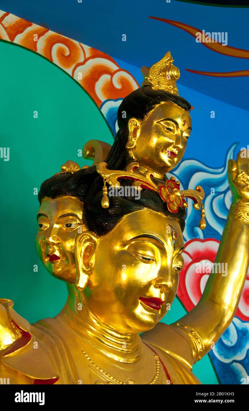 China: Eine Statue von Marici oder Dou Mu in einem der Long Men (Drachentor) Pavillons, Xishan (westliche Hügel), in der Nähe von Kunming, Provinz Yunnan. Im Mahayana- und Vajrayana-Buddhismus ist Marici als Göttin des Himmels, Göttin des Lichts und als solare Gottheit bekannt. Auch bekannt als Marishi-ten, Marisha-ten (ein anderer japanischer Name) und Mólìzhītiān Púsà. Sie gilt als eine der 24 Himmlischen Himmlischen. Das Dragon Gate (Long Men) in den Western Hills liegt 15 km westlich von Kunming City, nahe dem Westufer des Dianchi Sees. Stockfoto