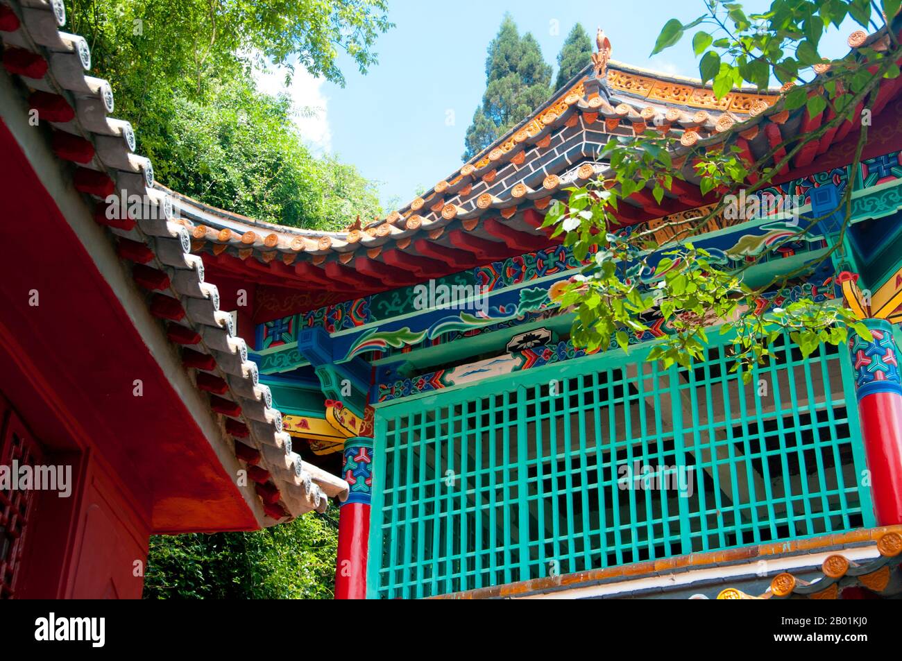 China: Pavillondach bei Long Men (Dragon Gate), Xishan (Western Hills), in der Nähe von Kunming, Provinz Yunnan. Das Dragon Gate (Long Men) in den Western Hills liegt 15 km westlich von Kunming City, nahe dem Westufer des Dianchi Sees. Es besteht aus dem Sanqing Temple Complex und dem Dragon Gate Grotto Complex. Dragon Gate ist über 2.300 Meter hoch, 300 Meter höher als die Wasseroberfläche des Dianchi-Sees. Das Western Hills Forest Reserve liegt in der Biji Mountain Chain westlich von Kunming, China. Sie ist vom östlichen oder nördlichen Ufer des Dianchi-Sees aus zu sehen. Stockfoto