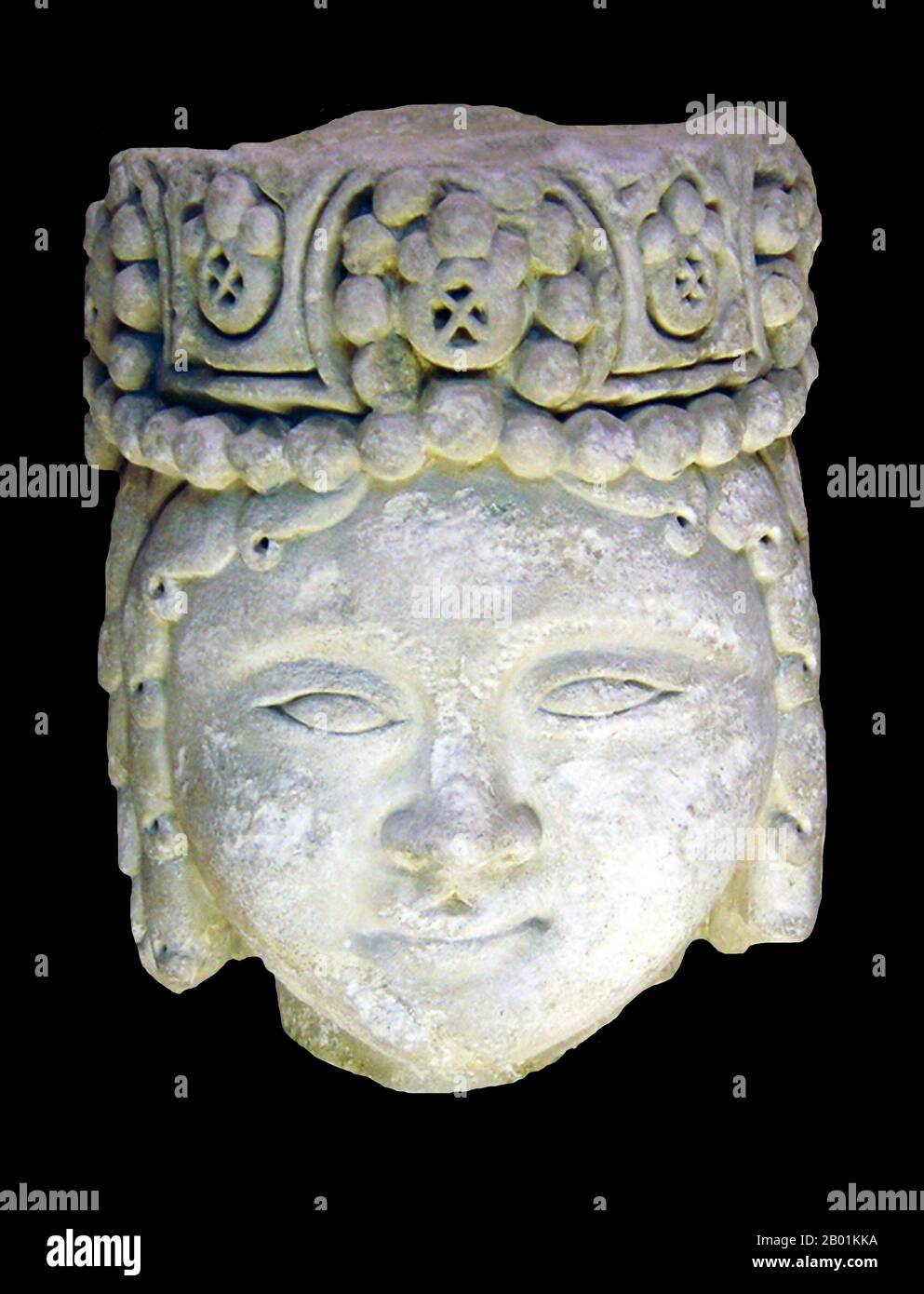 Iran/Persien: Kopf einer männlichen Seldschuken-königlichen Figur mit perlenbesetztem Kopfschmuck. Kalksteinskulptur, 12.-13. Jahrhundert. Foto von Zereshk (CC BY 3,0 Lizenz). Das große Seldschukische Reich, gegründet 1037, war ein mittelalterliches Persianat, Turko-Persisch, sunnitisches muslimisches Reich, das aus dem Qynyq-Zweig der Oghuz-Türken stammte. Das Seldschukische Reich kontrollierte ein ausgedehntes Gebiet, das sich vom Hindukusch bis nach Ostanatolien und von Zentralasien bis zum Persischen Golf erstreckte. Aus ihren Heimatländern nahe dem Aral-Meer zogen die Seldschuken zuerst nach Khorasan und dann nach Persien, bevor sie schließlich Ostanatolien eroberten. Stockfoto