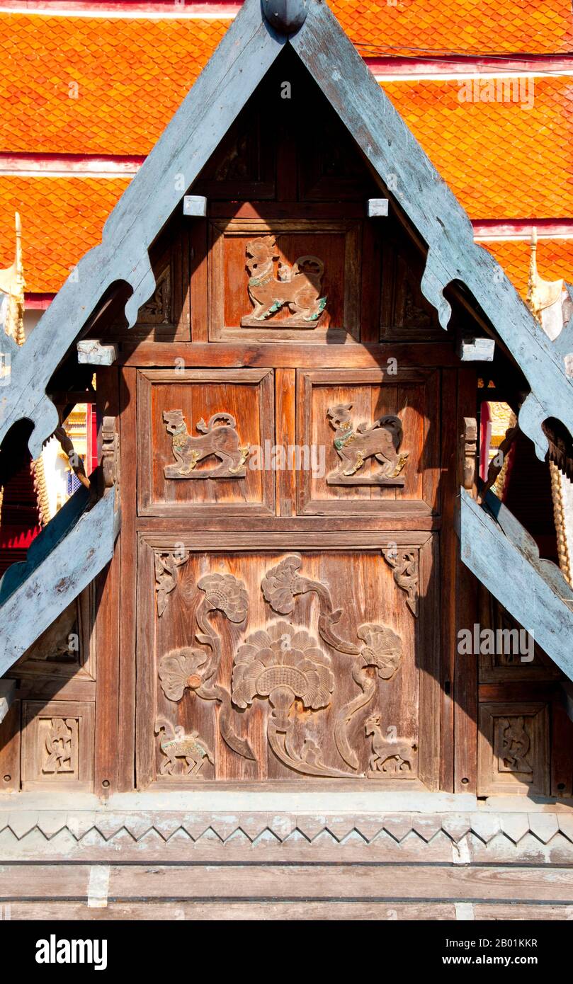 Thailand: Geschnitzte hölzerne Binnenschiffbretter am östlichen unteren Terrasseneingang, Wat Pong Sanuk Tai, Lampang, Provinz Lampang, Nordthailand. Wat Pong Sanuk Tai oder „das Kloster des Südlichen Fun Marsh“ wurde im späten 18. Jahrhundert erbaut, in dem burmesische und Lanna-Architekturstile kombiniert wurden. Der mondop des Tempels ist eines der besten Beispiele seiner Art und eine wunderbare Mischung aus Lanna und burmesischer Handwerkskunst. Lampang wurde ursprünglich während der Dvaravati-Zeit des 7. Jahrhunderts gegründet. Aus dieser frühen Zeit ist nichts mehr erhalten, aber die Stadt ist reich an Tempeln, von denen viele einen burmesischen Geschmack haben. Stockfoto
