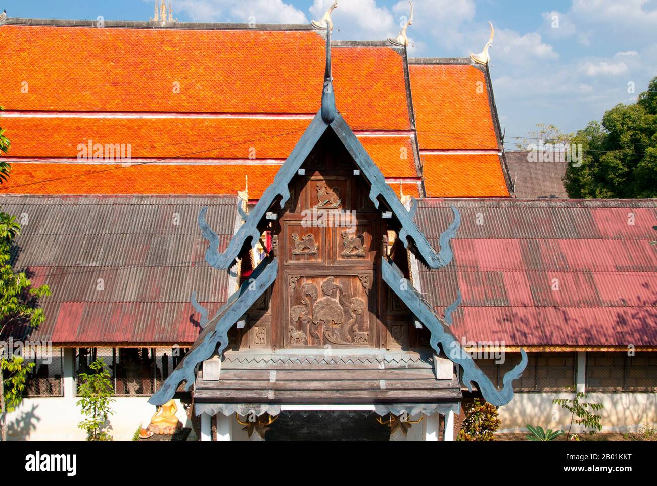 Thailand: Geschnitzte hölzerne Binnenschiffbretter am östlichen unteren Terrasseneingang, Wat Pong Sanuk Tai, Lampang, Provinz Lampang, Nordthailand. Wat Pong Sanuk Tai oder „das Kloster des Südlichen Fun Marsh“ wurde im späten 18. Jahrhundert erbaut, in dem burmesische und Lanna-Architekturstile kombiniert wurden. Der mondop des Tempels ist eines der besten Beispiele seiner Art und eine wunderbare Mischung aus Lanna und burmesischer Handwerkskunst. Lampang wurde ursprünglich während der Dvaravati-Zeit des 7. Jahrhunderts gegründet. Aus dieser frühen Zeit ist nichts mehr erhalten, aber die Stadt ist reich an Tempeln, von denen viele einen burmesischen Geschmack haben. Stockfoto