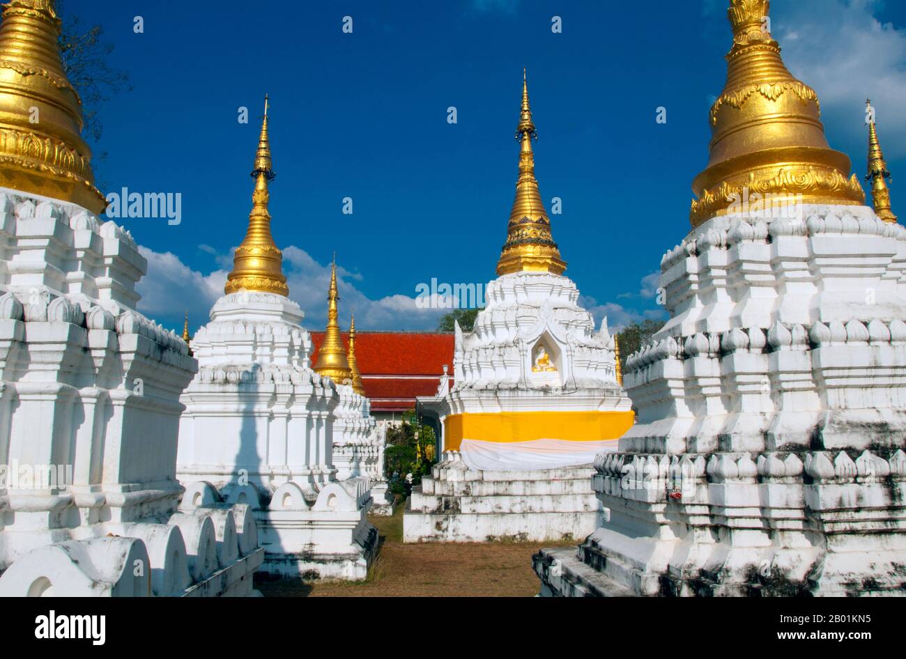 Thailand: Wat Chedi Sao, Lampang, Provinz Lampang. Wat Chedi Sao oder „das Kloster der zwanzig Chedis“ ist berühmt für seine 20 weiß getünchten Chedis, die eine Mischung aus burmesischen und Lanna-Design sind. Der Tempel enthält auch einen Buddha im Chiang-Saen-Stil, der lokal als Phra Chao Than Chai bezeichnet wird. Das Bild ist nur 38 cm hoch, wiegt aber erstaunlich 150 kg. Lampang wurde ursprünglich während der Dvaravati-Zeit des 7. Jahrhunderts gegründet. Aus dieser frühen Zeit ist nichts mehr erhalten, aber die Stadt ist reich an Tempeln, von denen viele einen ausgeprägten burmesischen Geschmack haben. Stockfoto