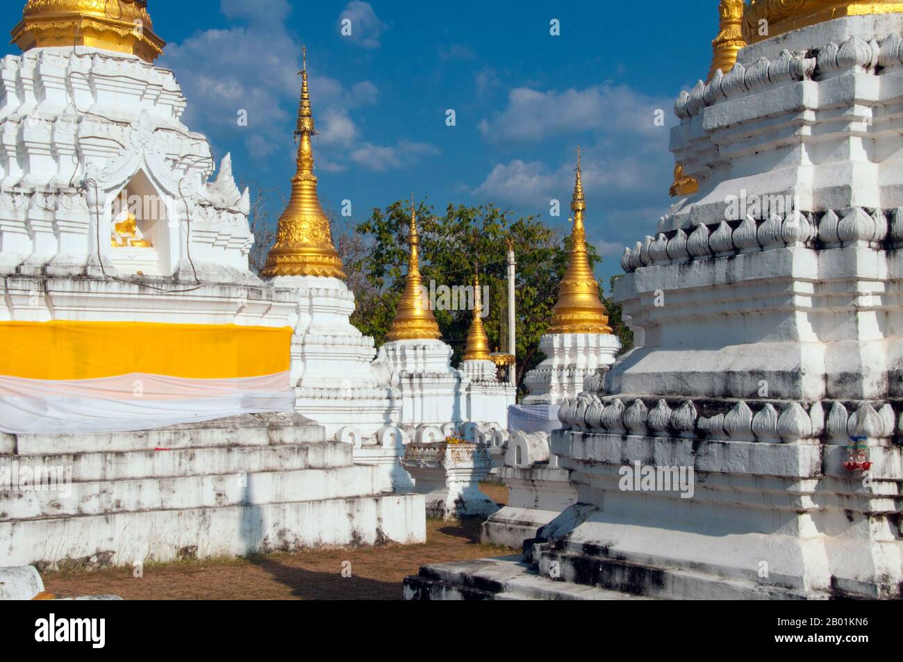 Thailand: Wat Chedi Sao, Lampang, Provinz Lampang. Wat Chedi Sao oder „das Kloster der zwanzig Chedis“ ist berühmt für seine 20 weiß getünchten Chedis, die eine Mischung aus burmesischen und Lanna-Design sind. Der Tempel enthält auch einen Buddha im Chiang-Saen-Stil, der lokal als Phra Chao Than Chai bezeichnet wird. Das Bild ist nur 38 cm hoch, wiegt aber erstaunlich 150 kg. Lampang wurde ursprünglich während der Dvaravati-Zeit des 7. Jahrhunderts gegründet. Aus dieser frühen Zeit ist nichts mehr erhalten, aber die Stadt ist reich an Tempeln, von denen viele einen ausgeprägten burmesischen Geschmack haben. Stockfoto