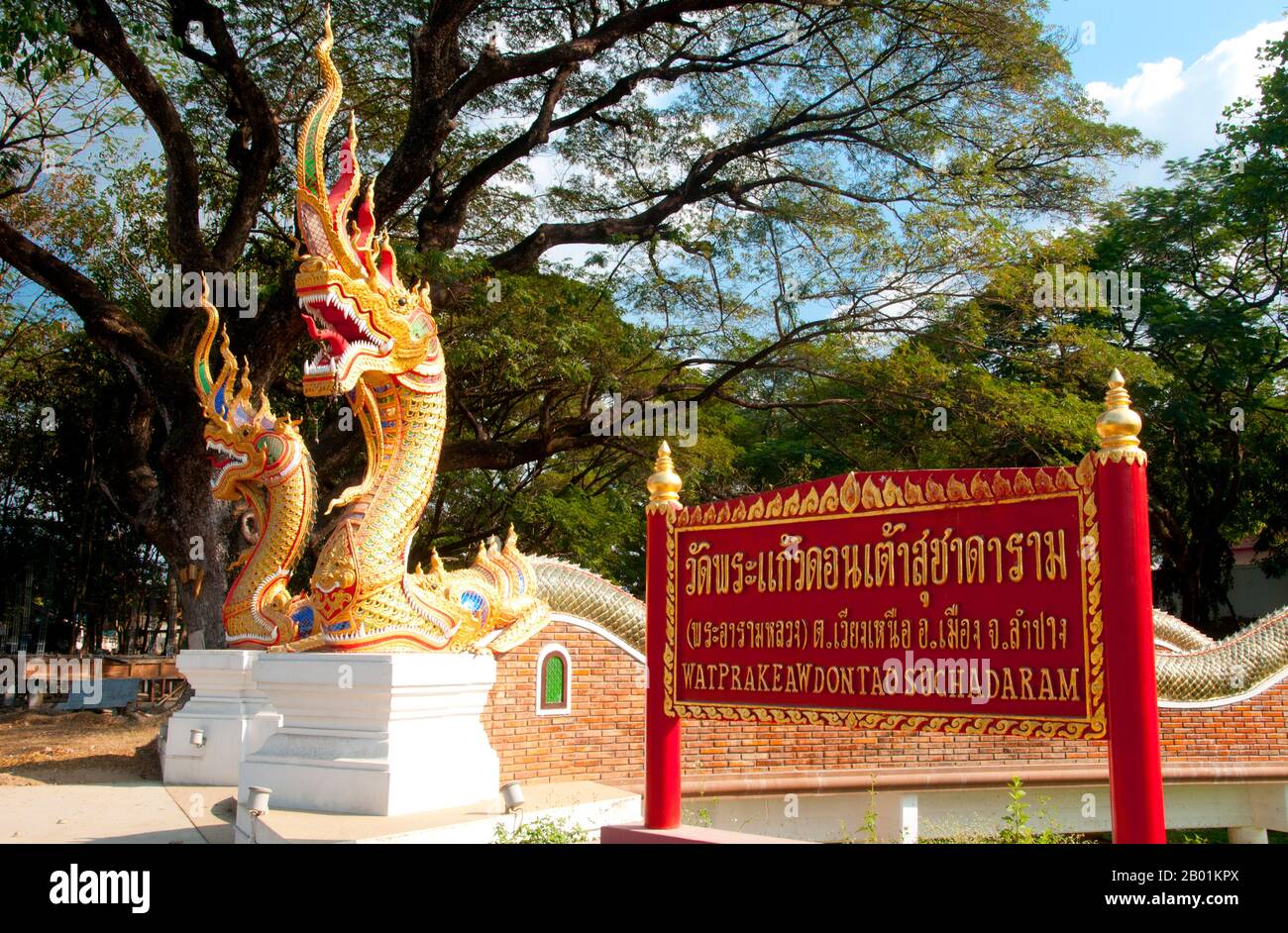 Thailand: Naga (mythische Schlange) bewacht den Eingang zum Wat Phra Kaeo Don Tao, Lampang, Provinz Lampang. Im Jahr 1436 arrangierte König Sam Fang Kaen von Chiang Mai eine Prozession des Smaragd-Buddha-Bildes von Chiang Rai nach Chiang Mai. Der Elefant, der das Bild trug, rannte in Richtung Lampang und weigerte sich, Lampang zu erreichen. Der König erließ den Befehl, das Bild im Wat Phra Kaeo Don Tao zu platzieren. 32 Jahre später wurde es nach Chiang Mai verlegt. Wat Phra Kaeo Don Tao (das Kloster des Smaragd-Buddha auf dem Wasser Jar Knoll) ist Lampangs wichtigster Tempel. Stockfoto