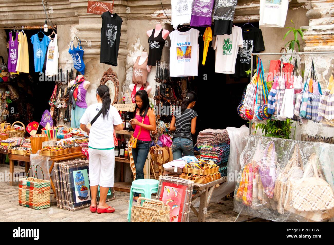 Philippinen: Souvenirladen, Mestizo District, Vigan, Ilocos Sur Province, Luzon Island. Die Stadt Vigan ist die Hauptstadt der Provinz Ilocos Sur und liegt an der Westküste der Insel Luzon. Vigan ist die einzige erhaltene historische Stadt auf den Philippinen, die aus der spanischen Kolonialzeit des 15. Jahrhunderts stammt. Die Stadt war auch ein wichtiger Handelsposten in vorkolonialer Zeit mit einer Gemeinschaft chinesischer Händler aus Fujian, die sich in der Gegend niederließen. Heute wurde es zum UNESCO-Weltkulturerbe erklärt. Stockfoto