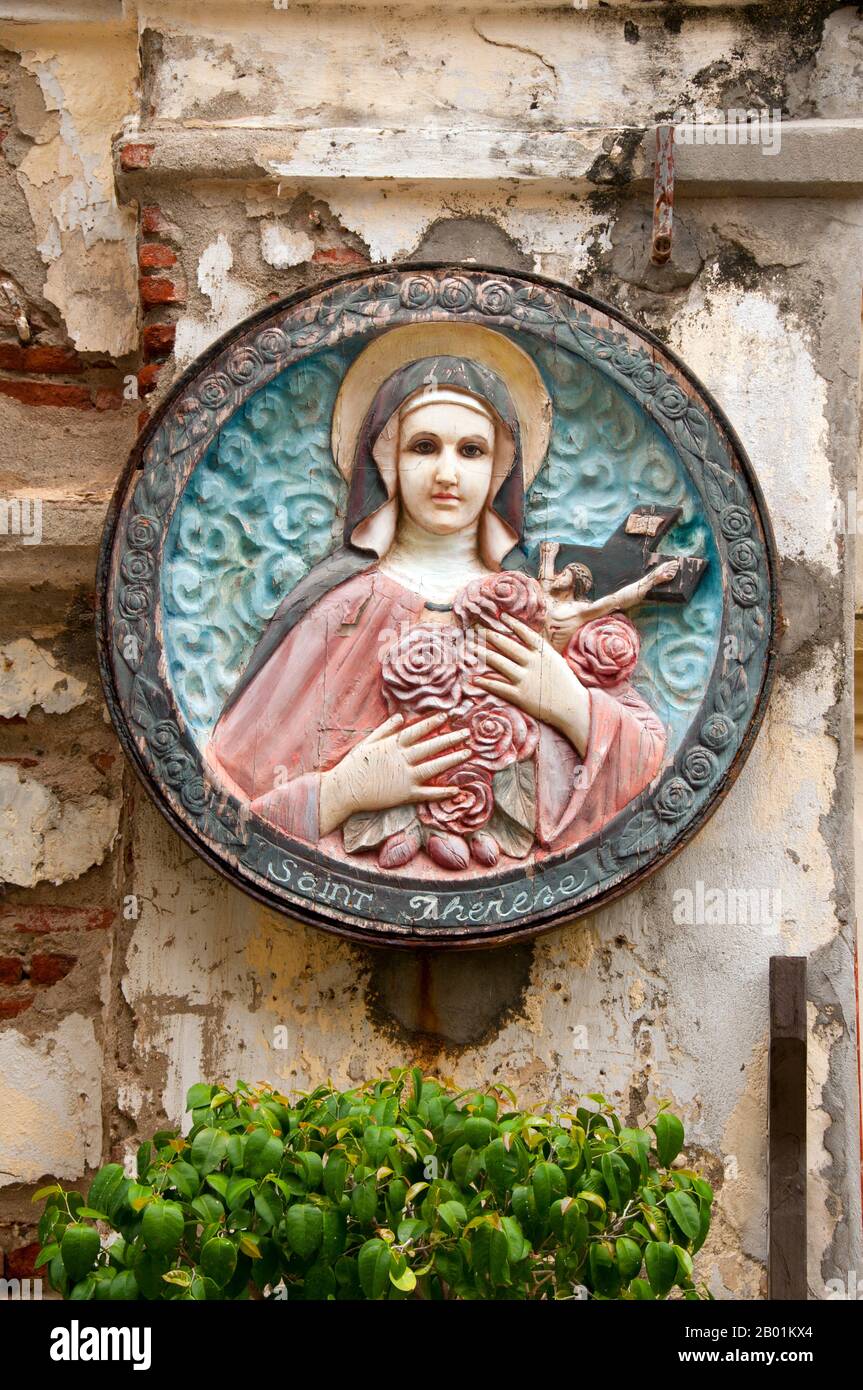 Philippinen: Maria, Mutter Jesu, Straßendetails, Mestizo District, Vigan, Provinz Ilocos Sur, Insel Luzon. Die Stadt Vigan ist die Hauptstadt der Provinz Ilocos Sur und liegt an der Westküste der Insel Luzon. Vigan ist die einzige erhaltene historische Stadt auf den Philippinen, die aus der spanischen Kolonialzeit des 15. Jahrhunderts stammt. Die Stadt war auch ein wichtiger Handelsposten in vorkolonialer Zeit mit einer Gemeinschaft chinesischer Händler aus Fujian, die sich in der Gegend niederließen. Heute wurde es zum UNESCO-Weltkulturerbe erklärt. Stockfoto