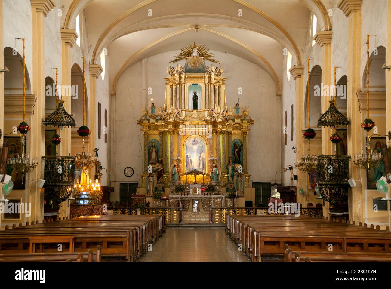 Philippinen: Hauptaltar, St. Paul Cathedral, Vigan, Provinz Ilocos Sur, Insel Luzon. Die heutige St.. Die Kathedrale von Paul wurde 1641 erbaut. Es gab eine bescheidenere Holz- und Reetkapelle, die 1574 an derselben Stelle gebaut wurde, aber zweimal erlitt sie die Verwüstungen von Erdbeben, zuerst 1619 und dann nur wenige Jahre später 1627. Die Stadt Vigan ist die Hauptstadt der Provinz Ilocos Sur und liegt an der Westküste der Insel Luzon. Vigan ist die einzige erhaltene historische Stadt auf den Philippinen, die aus der spanischen Kolonialzeit des 15. Jahrhunderts stammt. Stockfoto