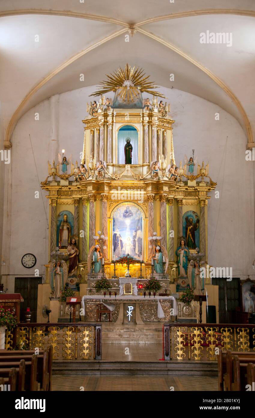 Philippinen: Hauptaltar, St. Paul Cathedral, Vigan, Provinz Ilocos Sur, Insel Luzon. Die heutige St.. Die Kathedrale von Paul wurde 1641 erbaut. Es gab eine bescheidenere Holz- und Reetkapelle, die 1574 an derselben Stelle gebaut wurde, aber zweimal erlitt sie die Verwüstungen von Erdbeben, zuerst 1619 und dann nur wenige Jahre später 1627. Die Stadt Vigan ist die Hauptstadt der Provinz Ilocos Sur und liegt an der Westküste der Insel Luzon. Vigan ist die einzige erhaltene historische Stadt auf den Philippinen, die aus der spanischen Kolonialzeit des 15. Jahrhunderts stammt. Stockfoto