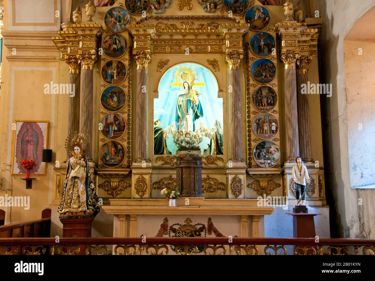 Philippinen: Die Jungfrau Maria (Mutter Jesu), St. Paul Cathedral, Vigan, Provinz Ilocos Sur, Insel Luzon. Die heutige St.. Die Kathedrale von Paul wurde 1641 erbaut. Es gab eine bescheidenere Holz- und Reetkapelle, die 1574 an derselben Stelle gebaut wurde, aber zweimal erlitt sie die Verwüstungen von Erdbeben, zuerst 1619 und dann nur wenige Jahre später 1627. Die Stadt Vigan ist die Hauptstadt der Provinz Ilocos Sur und liegt an der Westküste der Insel Luzon. Vigan ist die einzige erhaltene historische Stadt auf den Philippinen, die aus der spanischen Kolonialzeit des 15. Jahrhunderts stammt. Stockfoto