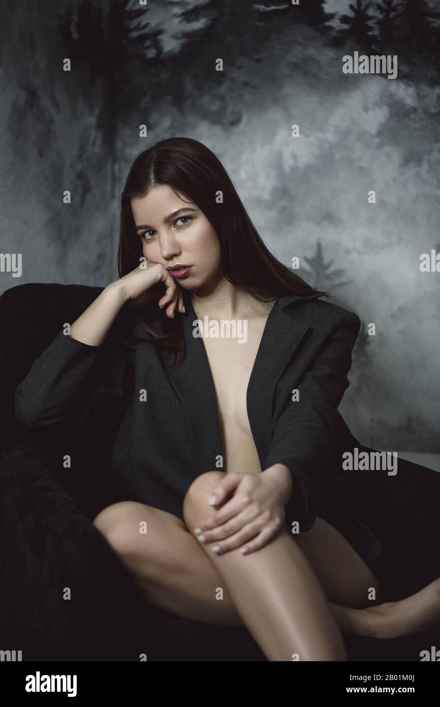 Porträt der schönen jungen Frau im Blazer auf grauem Hintergrund. Stockfoto