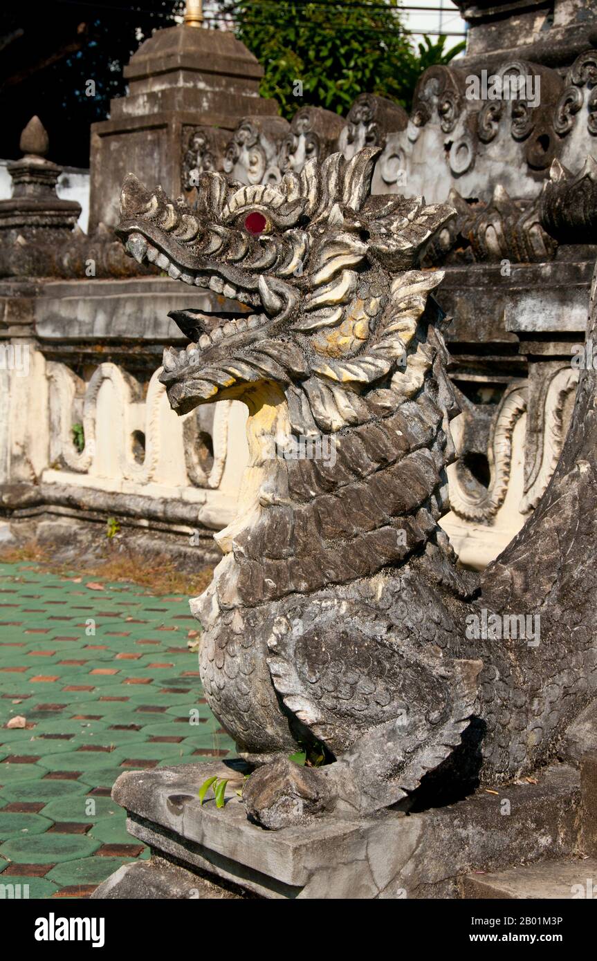 Makara (Sanskrit: मकर) ist in der hinduistischen Mythenwelt eine Meereskreatur. Er wird allgemein als halbes terrestrisches Tier (im Frontalteil in Tierformen von Elefanten oder Krokodilen oder Hirschen) und im Hinterteil als Wassertier, im Schwanzteil, als Fischschwanz oder auch als Robbe dargestellt. Manchmal wird sogar ein Pfauenschwanz dargestellt. Es wird oft dargestellt, wie man Einläufe zu hinduistischen und buddhistischen Tempeln schützt. Chiang Mai wird oft Thailands "Rose of the North" genannt und ist die zweite Stadt des Landes und ein beliebtes Touristenziel, das vor allem auf seine bergige Landschaft, seine farbenfrohen ethnischen Hügelstämme und Th zurückzuführen ist Stockfoto