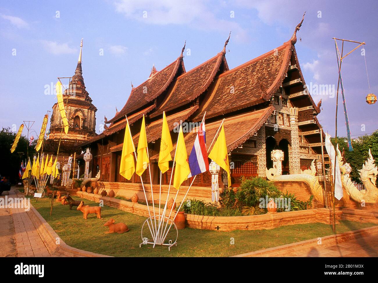 Thailand: Der Chedi aus dem 16. Jahrhundert und neuerer Viharn im Wat Lok Moli, Chiang Mai, Nordthailand. Wat Lok Moli oder „Topknot der Welt“ wurde vermutlich von König Ku Na, dem 6. König der Mangrai-Dynastie (1263–1578), gegründet, der zwischen 1367 und 1388 das Königreich Lan Na von Chiang Mai aus regierte. Es war wahrscheinlich ein königlicher Tempel, da die Nordseite der Stadt zu dieser Zeit ein königliches Viertel war; sicherlich genoss das Heiligtum eine lange und enge Verbindung mit den Mangrai-Herrschern Stockfoto