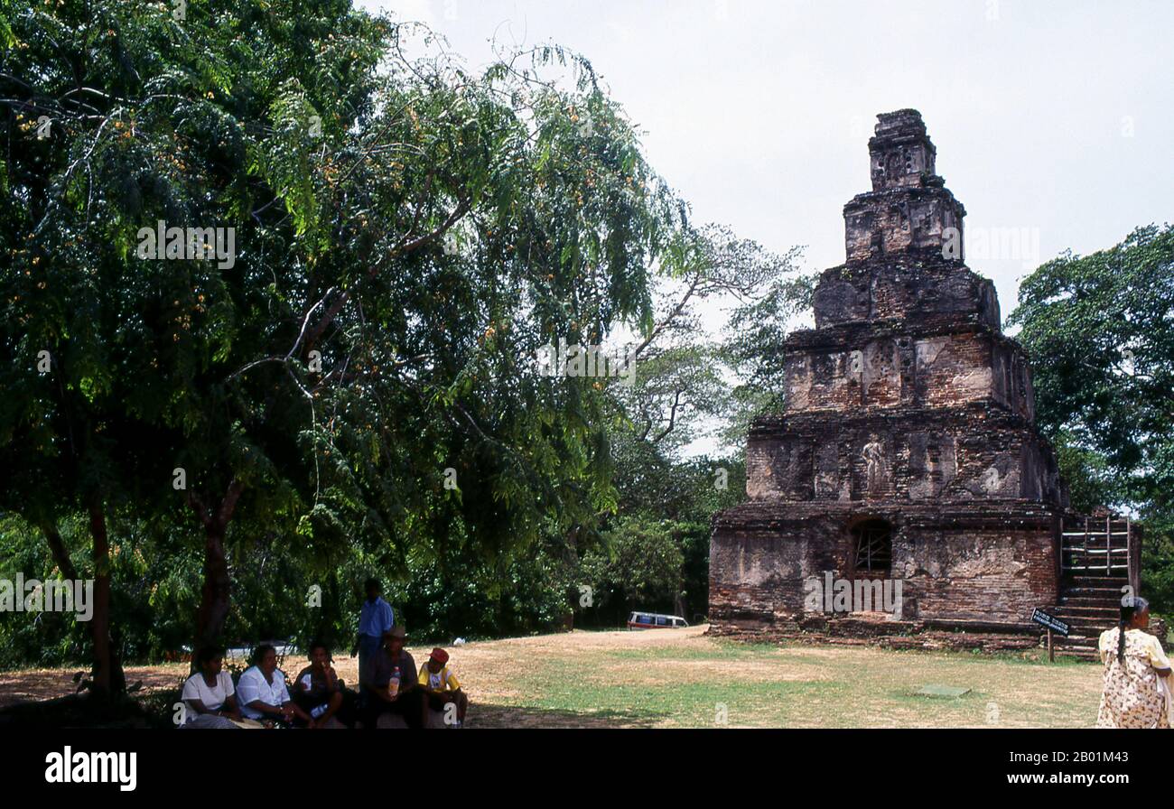 Sri Lanka: Satmahal Prasada oder "siebenstöckige Stupa", Polonnaruwa Quadrangle, Polonnaruwa. Die Satmahal Prasada wurde während der Regierungszeit von König Nissanka Malla (1187–1196) erbaut. Die Stupa ist offenbar einzigartig in Sri Lanka, obwohl Ausgrabungen in Annuradhapura darauf hindeuten, dass das 2. Jahrhundert v. Chr. Digavapi Cetiya auch quadratisch geformt und aus Ziegeln gebaut war. Im Wesentlichen ist die Satmahal Prasada eine quadratische, pyramidenähnliche Struktur (ähnlich einer viel kleineren und viel steileren Version der Stufenpyramide von König Zoser in Ägypten), die einst sieben Ebenen hatte, die nun mit der Zeit auf sechs reduziert wurden. Stockfoto