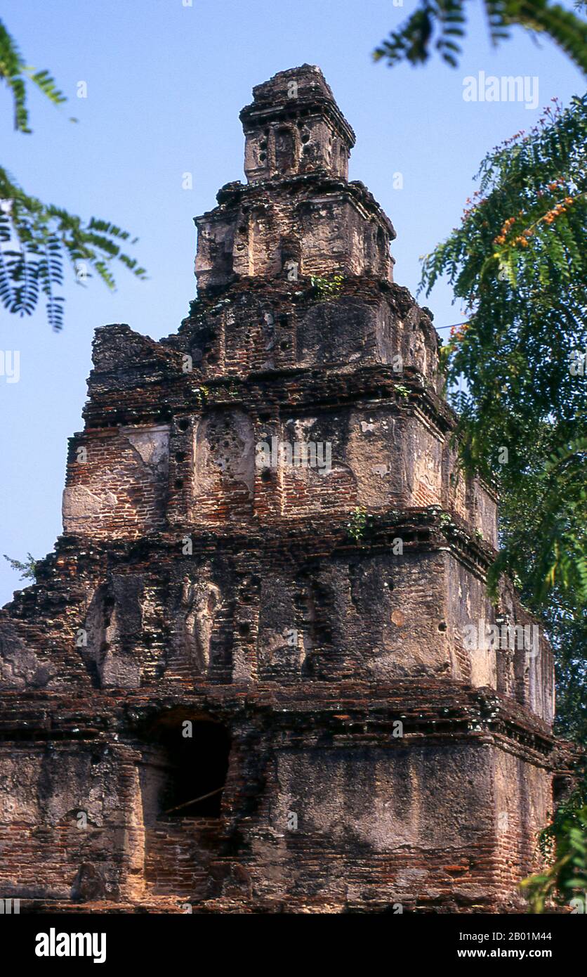Sri Lanka: Satmahal Prasada oder "siebenstöckige Stupa", Polonnaruwa Quadrangle, Polonnaruwa. Die Satmahal Prasada wurde während der Regierungszeit von König Nissanka Malla (1187–1196) erbaut. Die Stupa ist offenbar einzigartig in Sri Lanka, obwohl Ausgrabungen in Annuradhapura darauf hindeuten, dass das 2. Jahrhundert v. Chr. Digavapi Cetiya auch quadratisch geformt und aus Ziegeln gebaut war. Im Wesentlichen ist die Satmahal Prasada eine quadratische, pyramidenähnliche Struktur (ähnlich einer viel kleineren und viel steileren Version der Stufenpyramide von König Zoser in Ägypten), die einst sieben Ebenen hatte, die nun mit der Zeit auf sechs reduziert wurden. Stockfoto