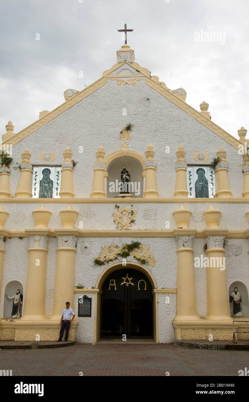 Philippinen: Die Fassade von St. William's Cathedral, Laoag, Ilocos Norte, Luzon Island. St. Die William Cathedral, auch bekannt als Laoag Cathedral, wurde ursprünglich 1612 von Augustinerbrüdern erbaut, um eine hölzerne Kapelle zu ersetzen. Es ist bekannt für sein italienisches Renaissancedesign und seinen sinkenden Glockenturm, der mit einer Geschwindigkeit von einem Zoll pro Jahr in den Boden sinkt. Laoag (Ilocano für „Licht oder Klarheit“) ist eine alte, blühende Siedlung, die chinesischen und japanischen Händlern bekannt ist, als der spanische Konquistador Juan de Salcedo 1572 am nördlichen Ufer des Padsan River ankam. Stockfoto
