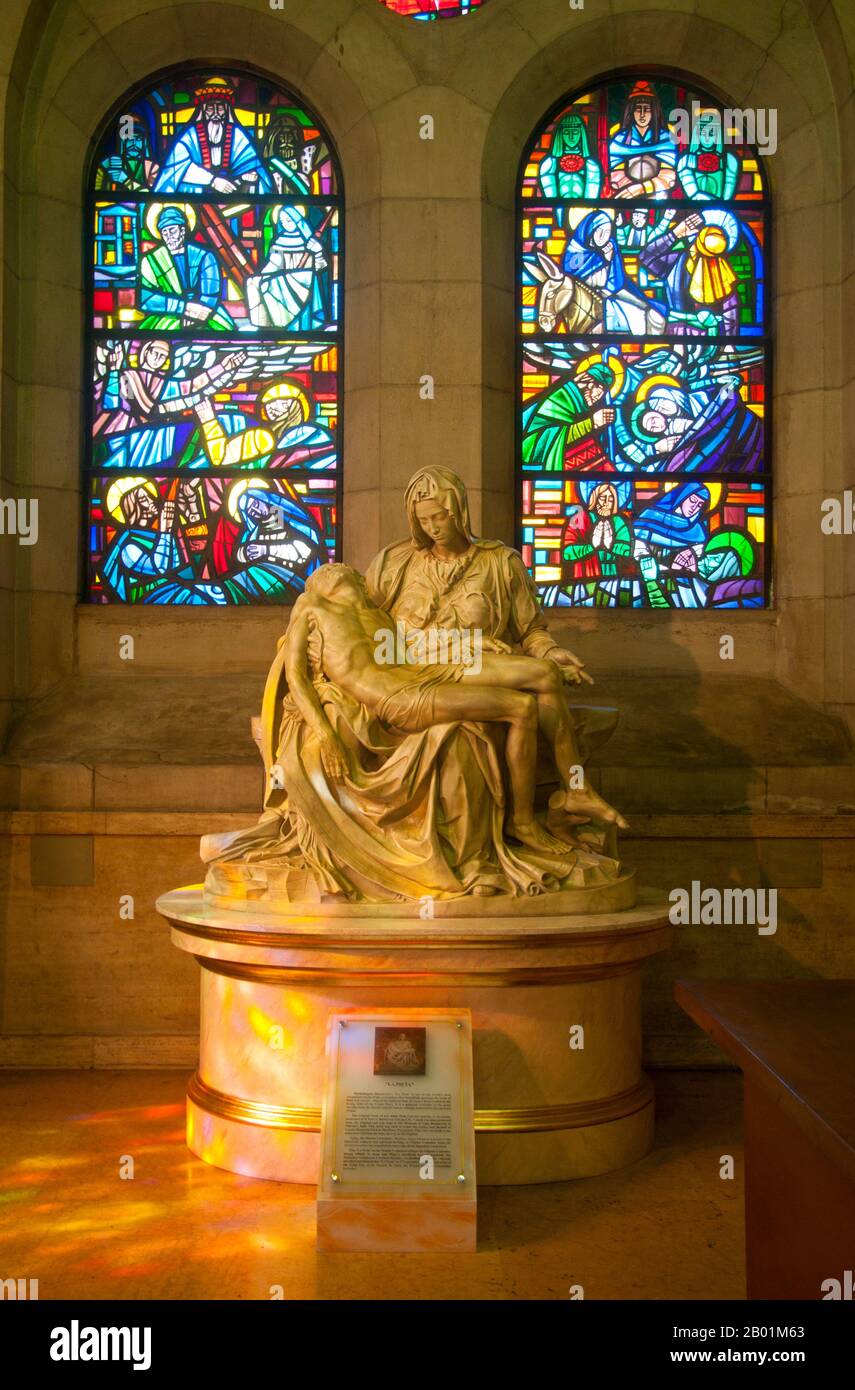 Philippinen: Eine Kopie von Michelangelos Pieta. Die Skulptur zeigt den Leichnam Jesu auf dem Schoß seiner Mutter Maria nach der Kreuzigung und befindet sich in der Kathedrale von Manila, Intramuros, Manila. Die Pietà (1498-1499) ist ein Meisterwerk der Renaissance-Skulptur von Michelangelo Buonarroti, untergebracht in St. Petersdom in Vatikanstadt. Die Kathedrale von Manila (auch bekannt als Kathedrale der Unbefleckten Empfängnis und informell als Kathedrale von Manila) wurde ursprünglich 1581 erbaut. Die achte und aktuelle Inkarnation der Kathedrale wurde 1958 fertiggestellt. Stockfoto