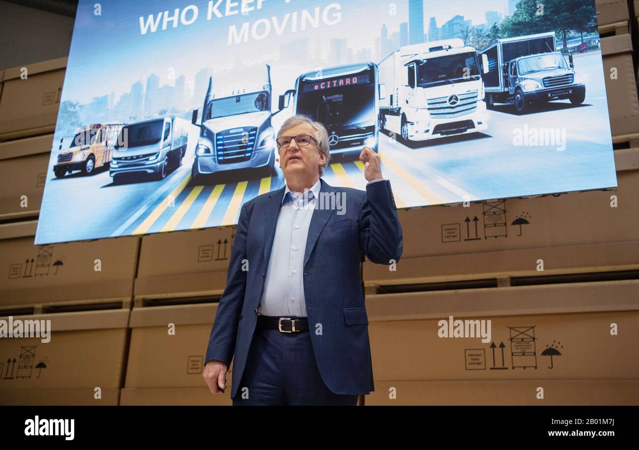 Stuttgart, Deutschland. Februar 2020. Martin Daum, Vorstandsvorsitzender der Daimler Truck AG, wird auf der jährlichen Pressekonferenz der Daimler Truck AG sprechen. Kredit: Marijan Murat / dpa / Alamy Live News Stockfoto