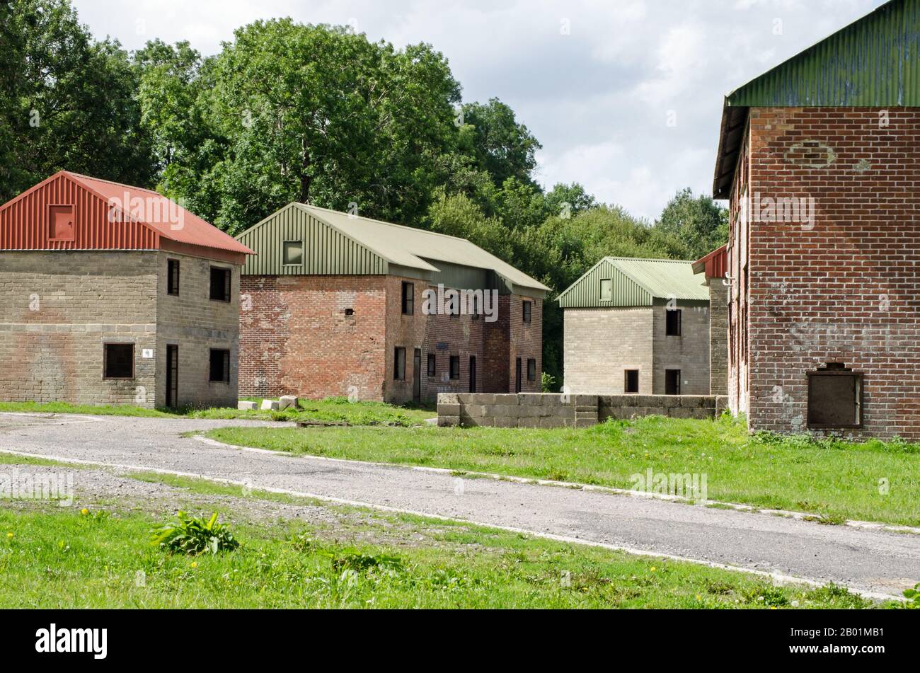 Häuser gebaut für eine enge Kampfausbildung für die britische Armee in Imber Village, Salisbury Plain, Wiltshire. Stockfoto