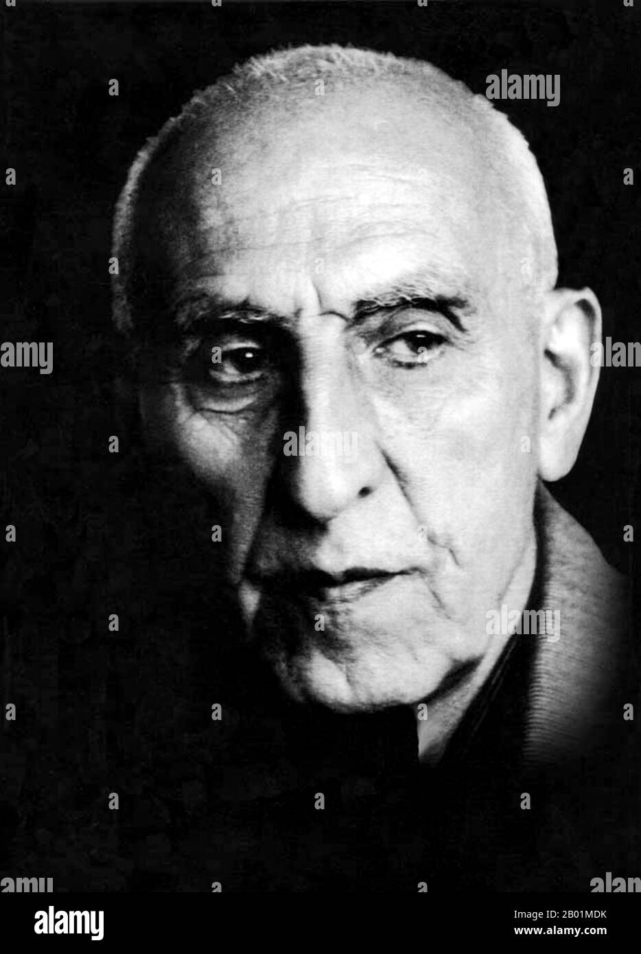 Iran/Persien: Mohammad Mosaddegh oder Mosaddeq, auch Mosadeck oder Musaddiq (16. Juni 1882 - 5. März 1967), Premierminister Irans von 1951 bis zu seinem Sturz durch einen Staatsstreich 1953, ca. 1950er Jahre Die Regierung Mossadeq führte eine breite Palette von sozialen Reformen ein, war aber am bemerkenswertesten für die Verstaatlichung der iranischen Ölindustrie, die seit 1913 durch die anglo-persische Ölgesellschaft unter britischer Kontrolle stand. Mosaddegh wurde am 19. August 1953 durch einen Putsch von der CIA der Vereinigten Staaten auf Ersuchen des britischen MI6 aus der Macht genommen. Stockfoto