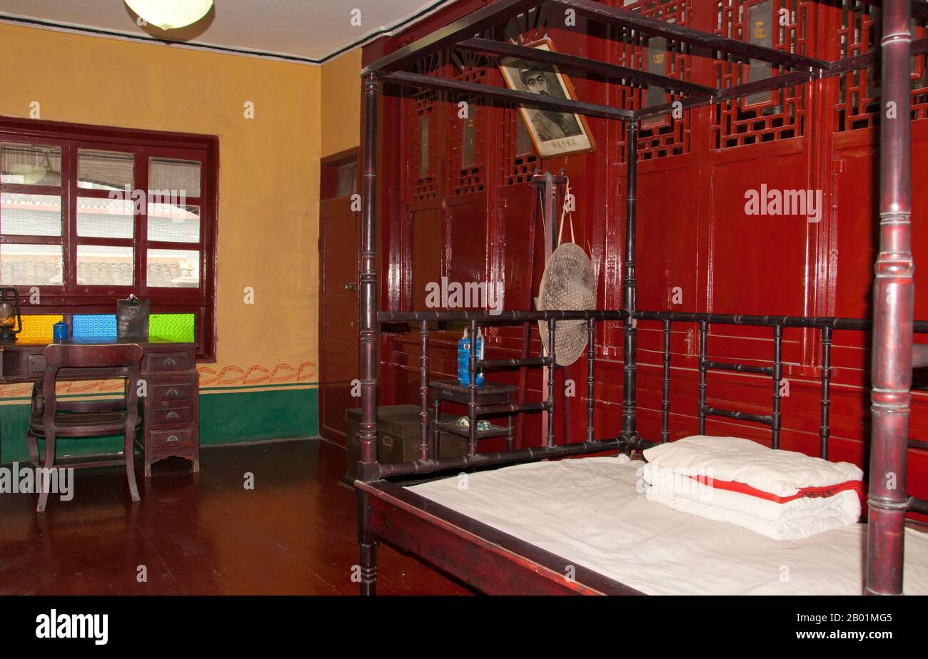 China: Zhou Enlai's Bedroom, Zunyi Conference Hall, Zunyi, Provinz Guizhou. Die Zunyi-Konferenz war ein Treffen der Kommunistischen Partei Chinas (KPCh) im Januar 1935 während des langen Marsches. Dieses Treffen beinhaltete einen Machtkampf zwischen der Führung von Bo Gu und Otto Braun und der Opposition unter Mao Zedong. Das Ergebnis war, dass Mao das Treffen verließ, um das Militärkommando zu übernehmen und der Führer der Kommunistischen Partei zu werden. Die Konferenz war bis in die 1950er Jahre völlig unbeachtet geblieben und bis zum 50. Jahrestag 1985 gab es noch keine detaillierten Beschreibungen. Stockfoto