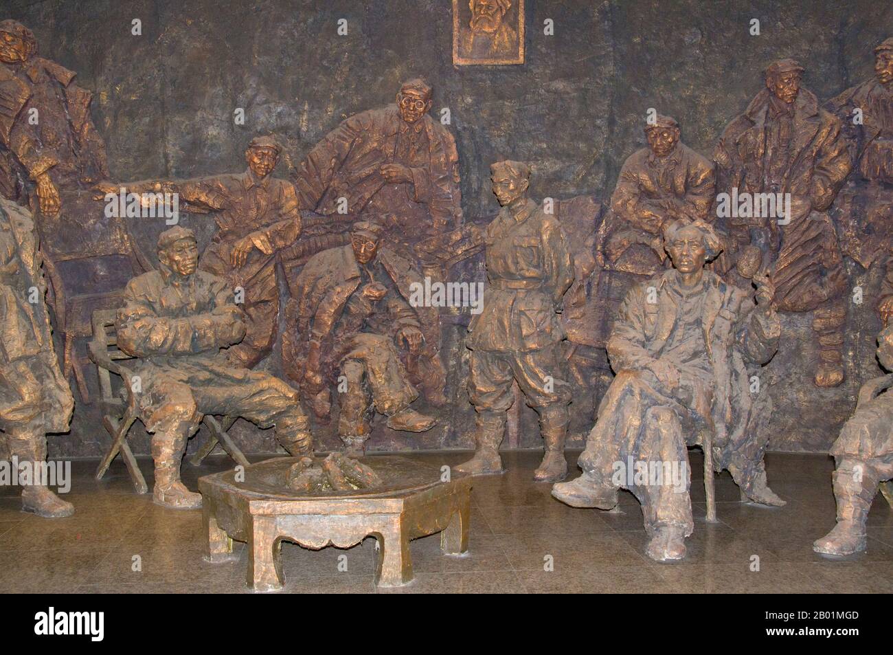 China: Skulptur der Konferenzteilnehmer (Mao sitzt rauchend auf der rechten Seite), Zunyi Conference Hall Revolutionary Museum, Zunyi, Provinz Guizhou. Die Zunyi-Konferenz war ein Treffen der Kommunistischen Partei Chinas (KPCh) im Januar 1935 während des langen Marsches. Dieses Treffen beinhaltete einen Machtkampf zwischen der Führung von Bo Gu und Otto Braun und der Opposition unter Mao Zedong. Das Ergebnis war, dass Mao das Treffen verließ, um das Militärkommando zu übernehmen und der Führer der Kommunistischen Partei zu werden. Die Konferenz war bis in die 1950er Jahre völlig unbeachtet Stockfoto
