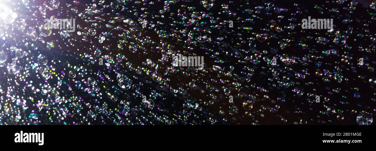 Abstrakter Spotlight und Seifenblasen feiern Panorama-Hintergrund Stockfoto