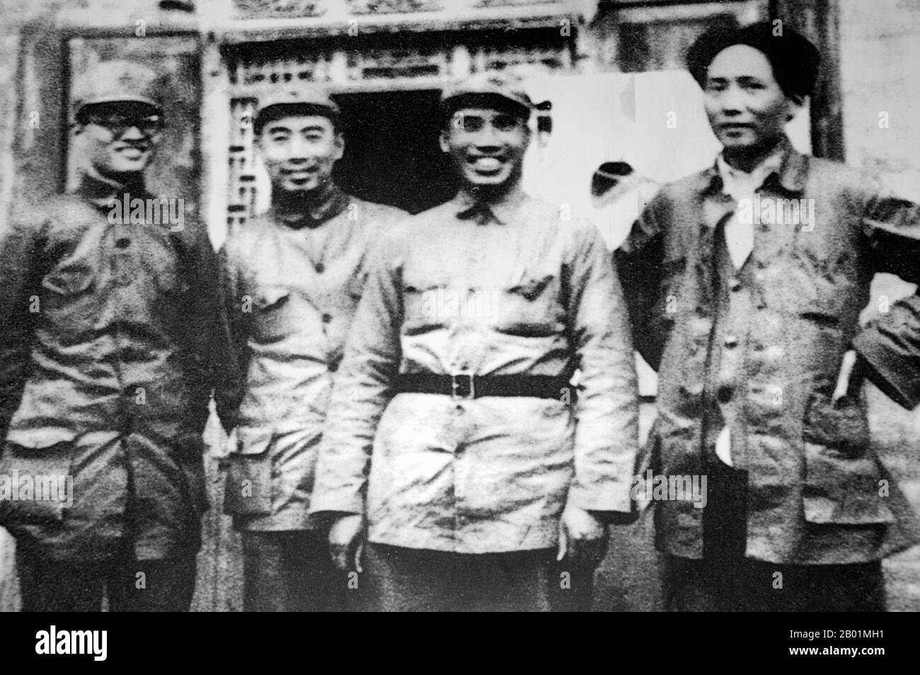 China: Bo Gu (links), Zhou Enlai (zweite links), Zhu de (rechts) und Mao Zedong (ganz rechts), Yan'an, Provinz Shaanxi, 1937. Mao Zedong (* 26. Dezember 1893 bis 9. September 1976), auch als Mao TSE-tung transliteriert, war ein chinesischer kommunistischer Revolutionär, Guerilla-Stratege, Autor, politischer Theoretiker und Führer der chinesischen Revolution. Er wird allgemein als Vorsitzender Mao bezeichnet und war der Architekt der Volksrepublik China (VR China) von ihrer Gründung im Jahr 1949 und hatte bis zu seinem Tod im Jahr 1976 die autoritäre Kontrolle über die Nation. Stockfoto