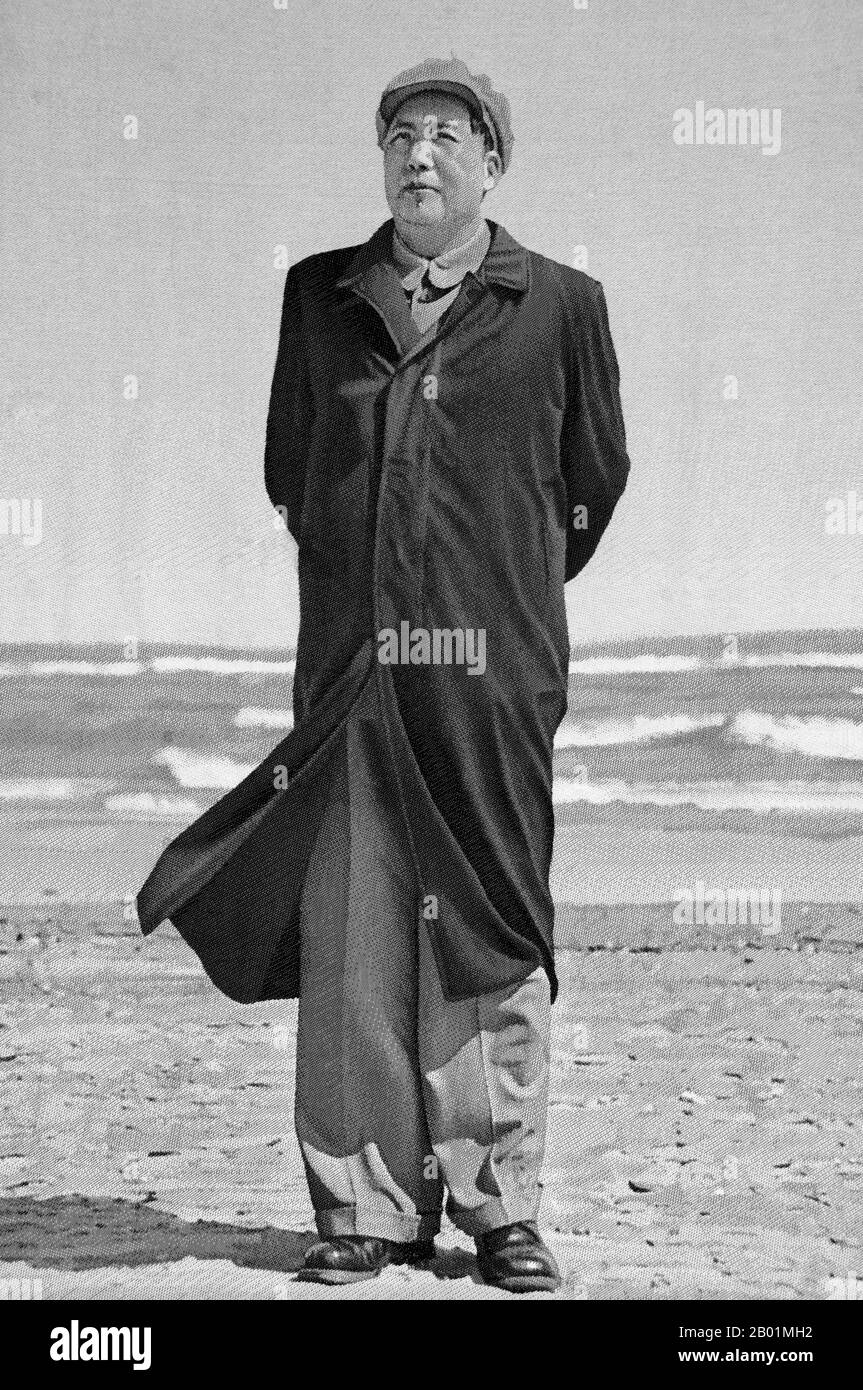 China: Mao Zedong am Strand, Beidaihe, 1954. Kopie eines Fotos von Hou Bo, Zunyi Conference Hall Revolutionary Museum, Zunyi, Provinz Guizhou. Mao Zedong (26. Dezember 1893 – 9. September 1976), auch als Mao TSE-tung übersetzt, war ein chinesischer kommunistischer Revolutionär, Guerillastratege, Autor, politischer Theoretiker und Führer der chinesischen Revolution. Er wird allgemein als Vorsitzender Mao bezeichnet und war der Architekt der Volksrepublik China (VR China) von ihrer Gründung im Jahr 1949 und hatte bis zu seinem Tod im Jahr 1976 die autoritäre Kontrolle über die Nation. Stockfoto