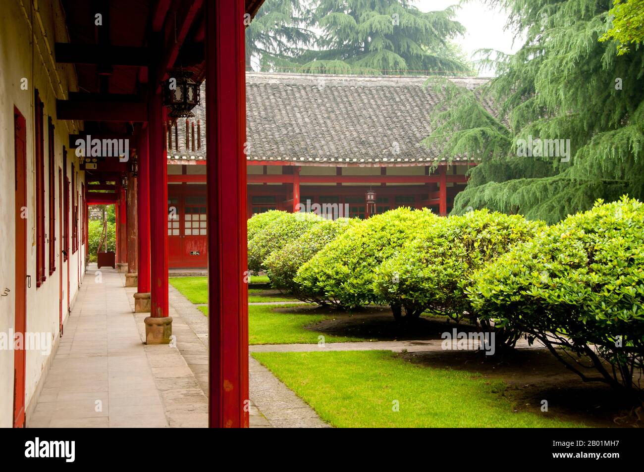 China: General Political Department der Roten Armee, Zunyi, Provinz Guizhou. Die Zunyi-Konferenz war ein Treffen der Kommunistischen Partei Chinas (KPC) im Januar 1935 während des langen Marsches. Dieses Treffen umfasste einen Machtkampf zwischen der Führung von Bo Gu und Otto Braun und der Opposition unter Mao Zedong. Das Ergebnis war, dass Mao das Treffen verließ, um das Militärkommando zu übernehmen und Führer der Kommunistischen Partei zu werden. Die Konferenz war bis in die 1950er Jahre völlig unbeachtet und bis zum fünfzigsten Jahrestag 1985 gab es noch keine detaillierten Beschreibungen. Stockfoto