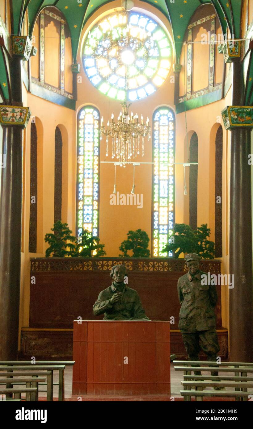 China: Mao Zedong predigt in der katholischen Kirche neben der Allgemeinen Politischen Abteilung der Roten Armee, Zunyi, Provinz Guizhou. Die Zunyi-Konferenz war ein Treffen der Kommunistischen Partei Chinas (KPC) im Januar 1935 während des langen Marsches. Dieses Treffen umfasste einen Machtkampf zwischen der Führung von Bo Gu und Otto Braun und der Opposition unter Mao Zedong. Das Ergebnis war, dass Mao das Treffen verließ, um das Militärkommando zu übernehmen und Führer der Kommunistischen Partei zu werden. Die Konferenz war bis in die 1950er Jahre völlig unbekannt Stockfoto