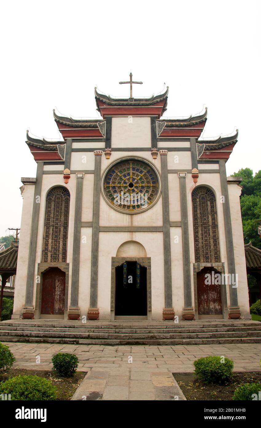 China: Katholische Kirche neben der Allgemeinen Politischen Abteilung der Roten Armee, Zunyi, Provinz Guizhou. Die Zunyi-Konferenz war ein Treffen der Kommunistischen Partei Chinas (KPC) im Januar 1935 während des langen Marsches. Dieses Treffen umfasste einen Machtkampf zwischen der Führung von Bo Gu und Otto Braun und der Opposition unter Mao Zedong. Das Ergebnis war, dass Mao das Treffen verließ, um das Militärkommando zu übernehmen und Führer der Kommunistischen Partei zu werden. Die Konferenz war bis in die 1950er Jahre völlig unbekannt und bis 1985 gab es noch keine detaillierten Beschreibungen. Stockfoto