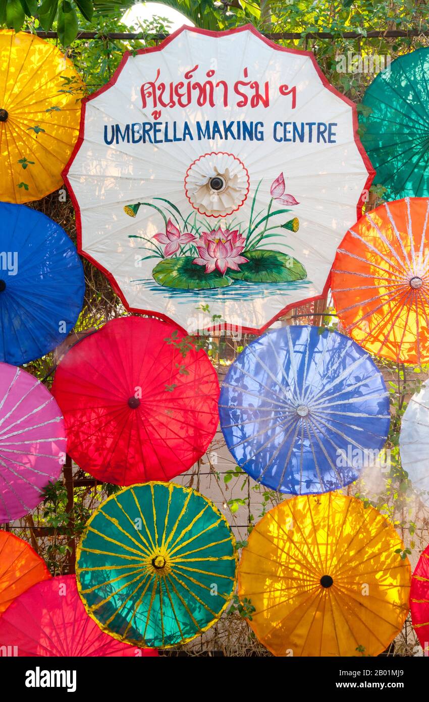 Thailand: Bo Sang Umbrella Village, in der Nähe von Chiang Mai, Nordthailand. Bo Sang, in der Nähe der nordthailändischen Stadt Chiang Mai, ist berühmt für seine handgefertigten farbenfrohen Regenschirme und Sonnenschirme. Einmal im Jahr, Ende Januar, findet in der Stadt das Bo Sang Umbrella and San Kamphaeng Handwerksfestival statt. Chiang Mai (bedeutet „neue Stadt“), manchmal als „Chiengmai“ oder „Chiangmai“ geschrieben, ist die größte und kulturell bedeutendste Stadt im Norden Thailands. König Mengrai gründete 1296 die Stadt Chiang Mai und folgte Chiang Rai als Hauptstadt an. Stockfoto