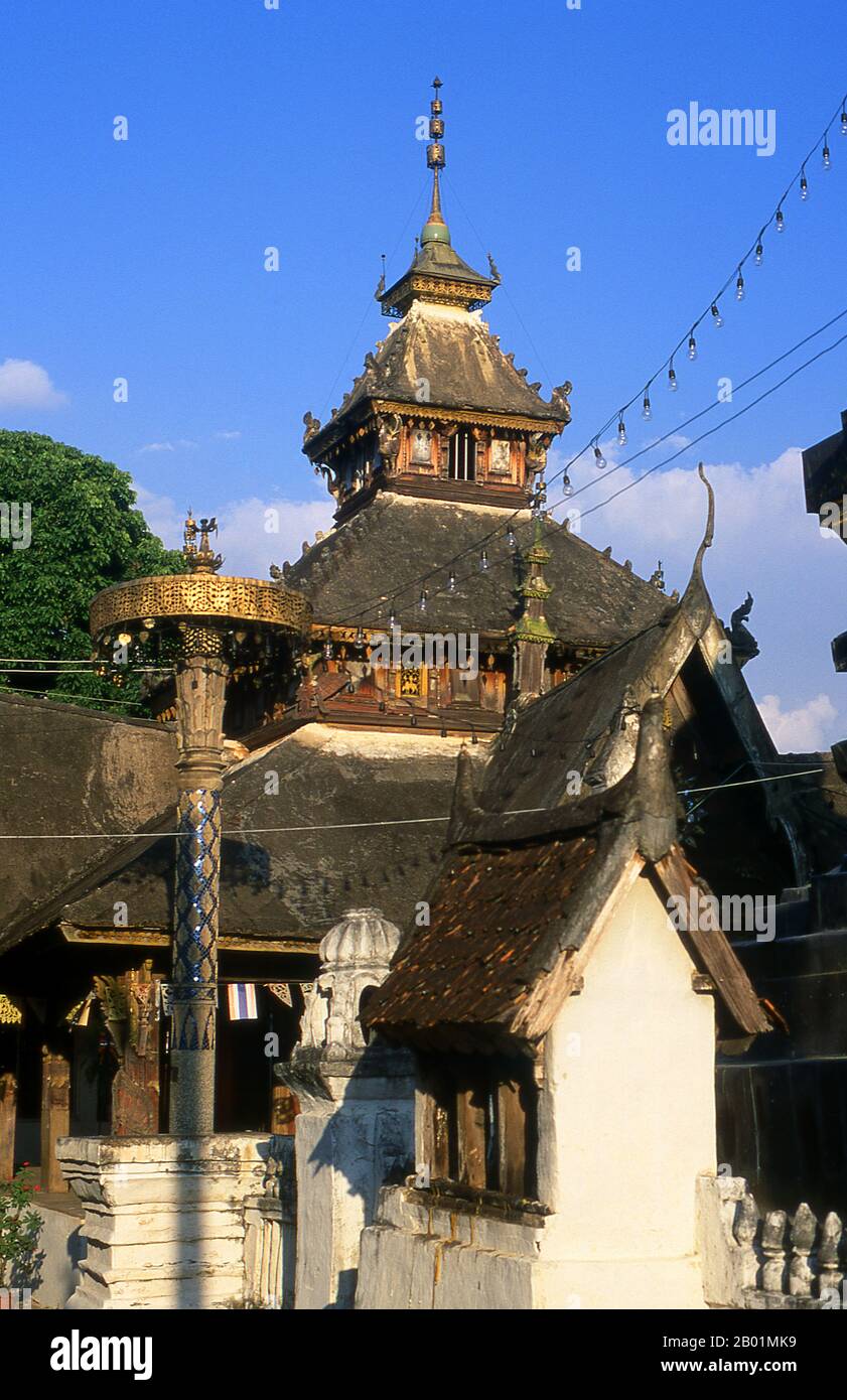 Thailand: mondop (ca. 1990), Wat Pong Sanuk Tai, Lampang, Provinz Lampang, Nordthailand. Wat Pong Sanuk Tai oder „das Kloster des südlichen Fun Marsh“ wurde im späten 18. Jahrhundert erbaut und kombiniert burmesische und Lanna-Stile. Der mondop des Tempels ist eines der besten Beispiele seiner Art und ist eine wunderbare Mischung aus Lanna und burmesischer Verarbeitung. Lampang wurde ursprünglich während der Dvaravati-Zeit des 7. Jahrhunderts gegründet. Aus dieser frühen Zeit ist nichts mehr übrig, aber die Stadt ist reich an Tempeln, von denen viele einen ausgeprägten burmesischen Geschmack haben. Stockfoto